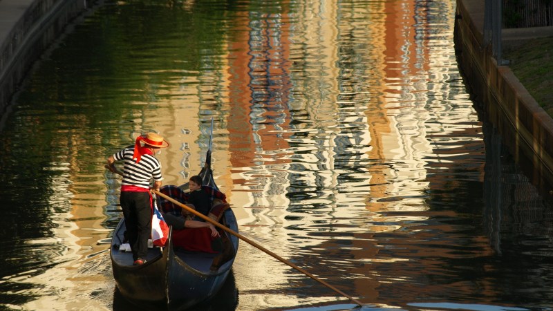 OLYMPUS DIGITAL CAMERA gondolier taking kids out for a cruise